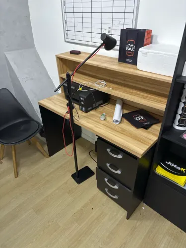 MESA DE ESCRITÓRIO COM GAVETEIRO E PRATELEIRA - ÓTIMO ESTADO