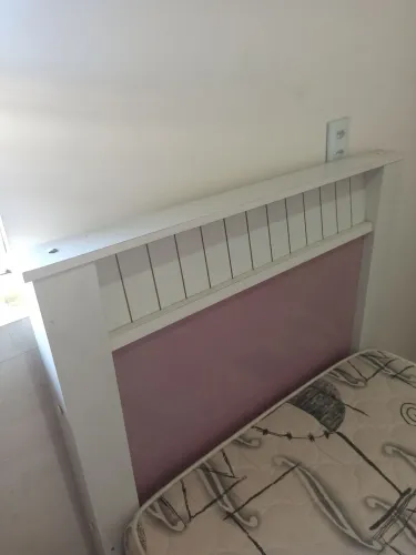 Cama solteiro dupla face em madeira com colchão