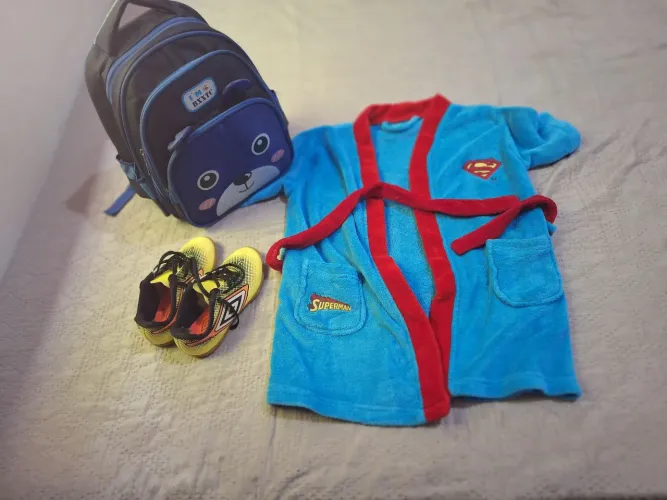 Vendo combo infantil masculino: 1 roupão do super man, 1 chuteira N? 30, úmero e 1 mochila