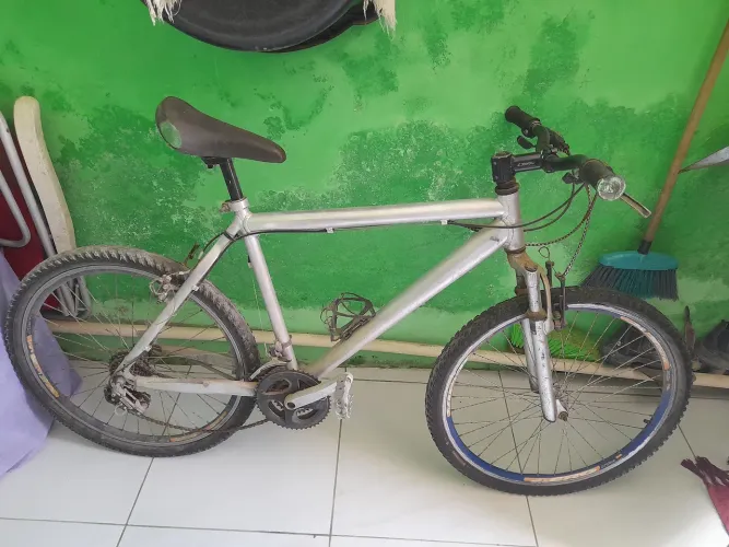 Bicicleta Perfeita Toda De Alumínio Macha Tudo Funcionando Só Pega e Roda
