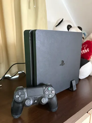 Playstation 4 slim 500gb + 4 jogos midia digital + ps câmera + 1 controle 