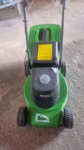 Cortador de grama usado uma única vez.