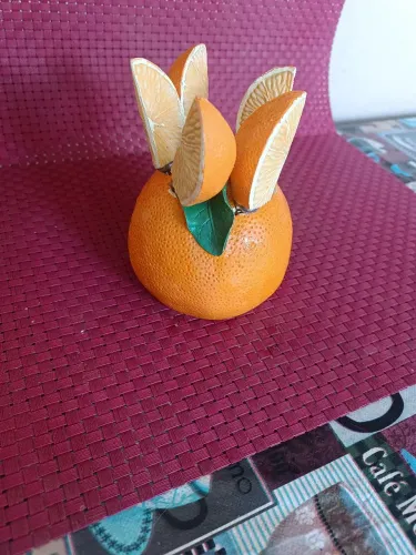 Laranja com espátula para passar patê, faltando uma espátula raridade
