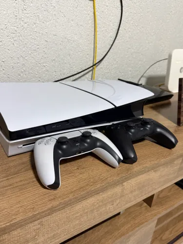 PlayStation 5 mídia física com dois controles e dois jogos