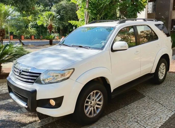 Toyota Hilux SW4 SR 4X2 2.7/ 2.7 Flex 16V Aut. 2013