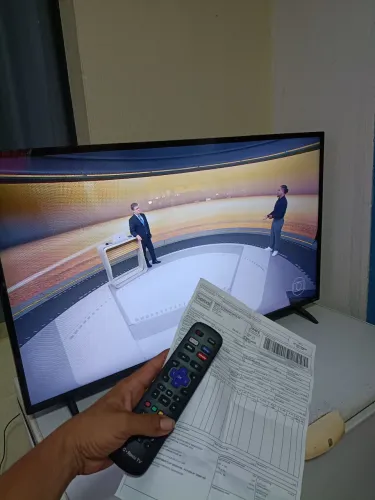 Vende se tv smart 43 AOC apenas 3 meses de uso 