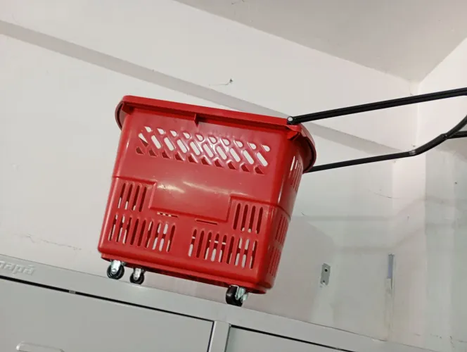 CESTAS DE MERCADINHO DE MAO E COM RODAS *