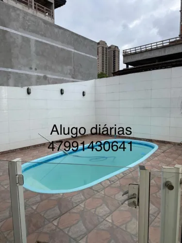 Casa com piscina 280 m do mar centro Itapema SC.
