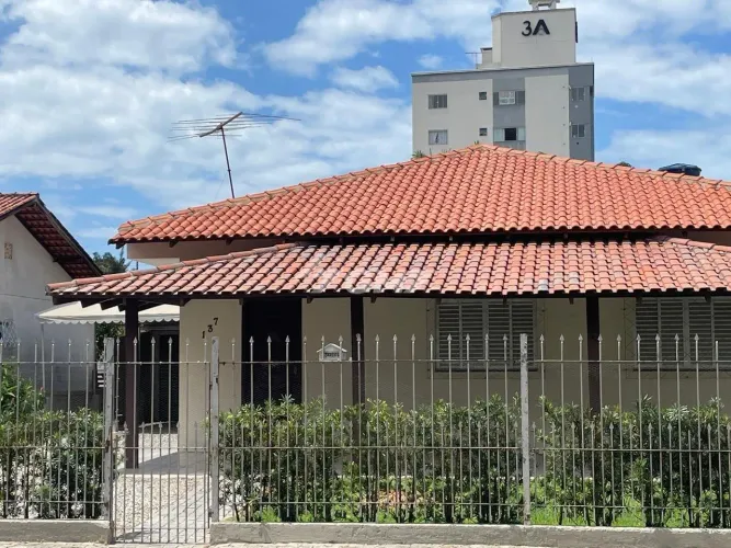 Aluguel ANUAL - CASA NO CENTRO DE CAMBORIÚ