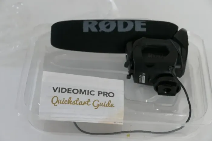 Rode VideoMic Pro R Microfone Shotgun para montagem na câmera - RØDE