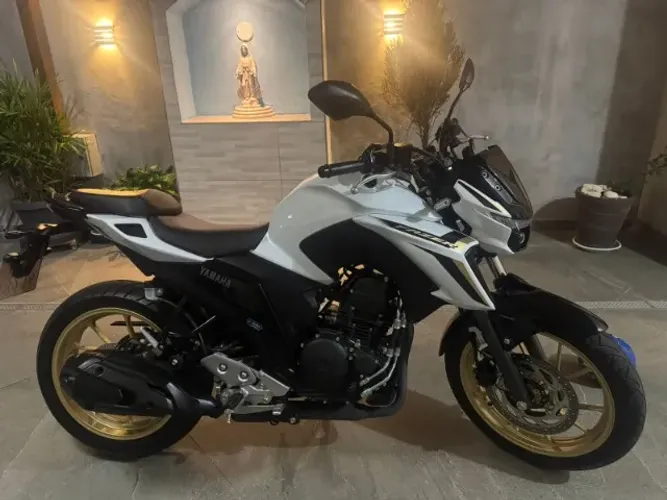 FZ25 2025 pouco rodada