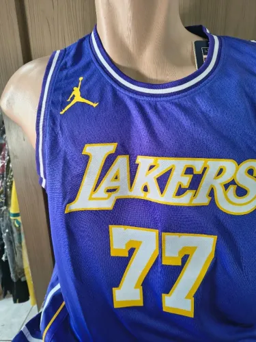 Regata NBA Lakers Luka Don?i? #77 Statement Edition Roxa Nova com Etiqueta