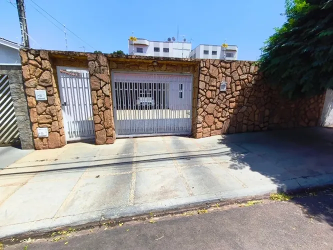 Locação de Casas / Padrão na cidade de Araraquara
