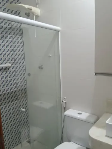 Aluga se quarto com ba