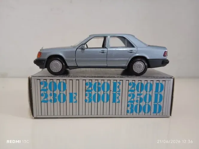 Miniatura Colecionável com Caixa Original Mercedes-Benz W124 200E / 230E / 260E / 300E 