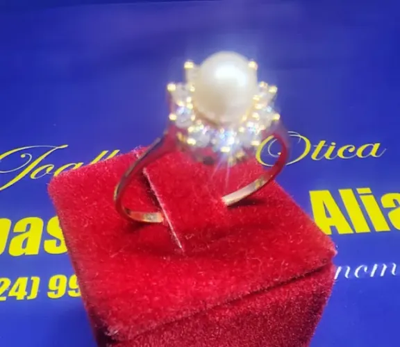Anel Chuveirinho Pérola 5 mm Topo 11 mm Pedras Ouro 18 Kilates Peso 2.69 Gramas 