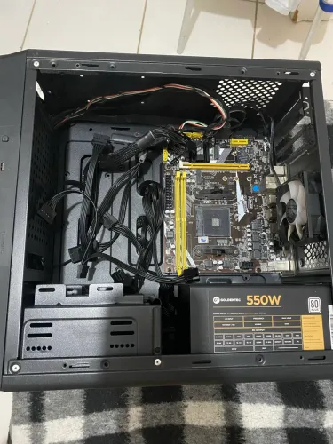 gabinete gamer com fonte 550w, placa mae rug, processador ryzen 5