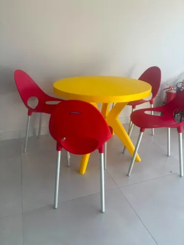 Mesa redonda com 4 cadeiras Tramontina