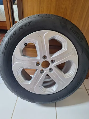 Vende-se uma roda de liga leve