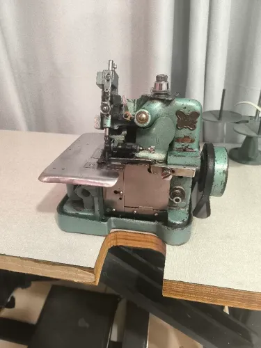 Máquina de costura overloque 