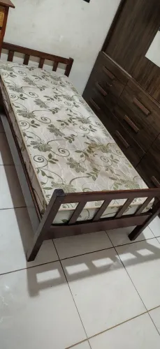 Cama madeira maciça com colchão