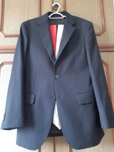 Vendo 2 ternos 50 reais cada, 1 de risca de giz