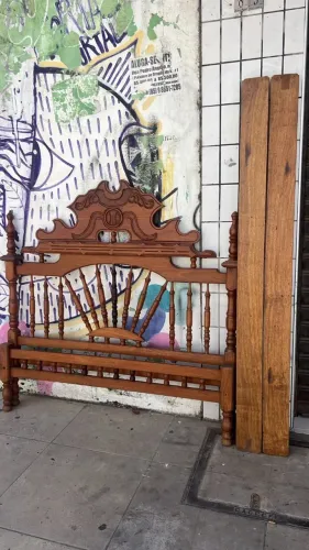Cama antiga em madeira de lei