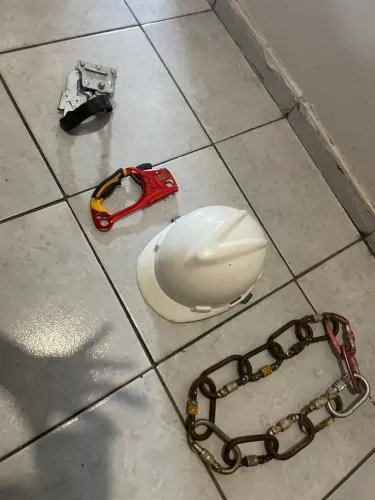 Equipamentos Para Rapel- 12 mosquetão- Um Assesor de punho- um trava queda