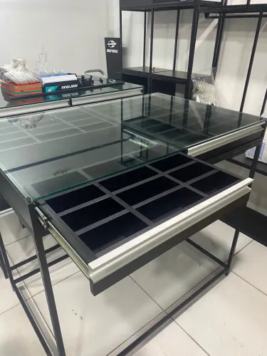 MESA COM GAVETEIRO