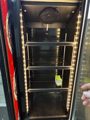 Geladeira vertical para comércio de bebidas
