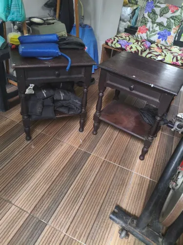 Jogo de mesas de canto.