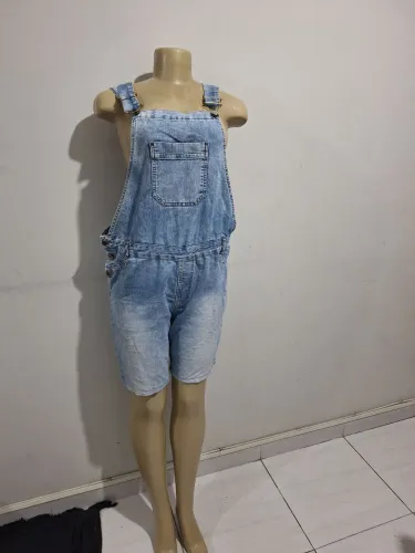 Jardineira jeans feminino Plus size