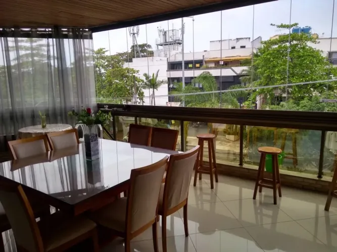 Excelente apto de frente, 104 m2, varandão com cortina de vidro, 600m da praia