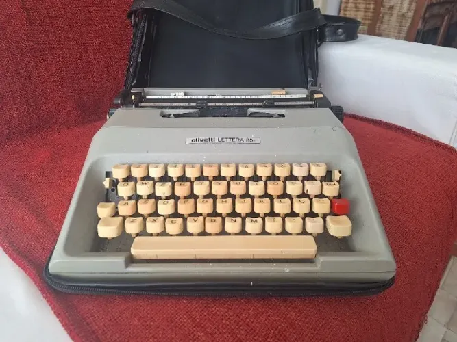 Máquina de escrever OLIVETTI modelo LETTERA 35
