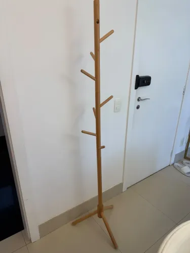 Cabideiro de Chão em Madeira - Estilo Minimalista