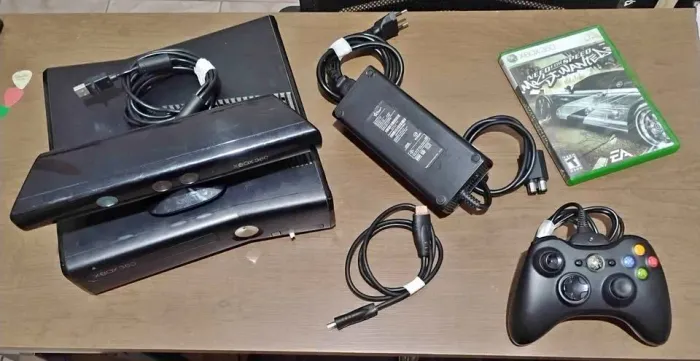 ? Xbox 360 Slim Desbloqueado 4GB + Kinect - R$ 490