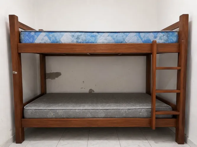 Cama beliche de madeira em excelente estado de conservação, já vai com os colchões