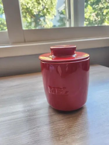 Pote para mel em cerâmica.  Vermelho com tampa colher. 