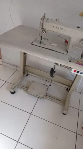 Máquina reta industrial marca singer