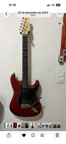 Guitarra (na capa, acompanha amplificador e pedaleira)