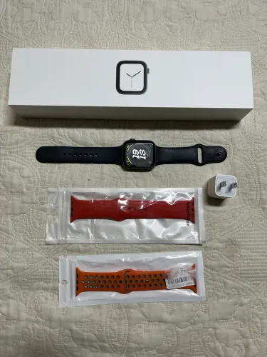 Apple Watch série 4 - 43mm com 4 pulseiras e carregador