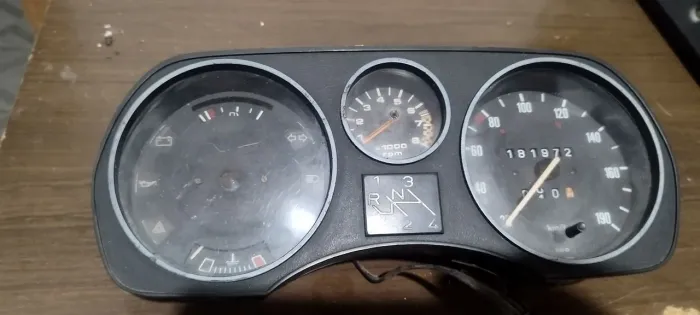 Painel de instrumentos do Passat antigo com contagiros