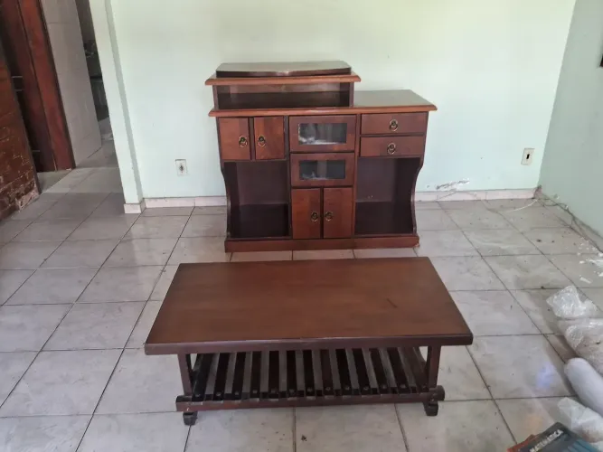 Rack com mesa de centro rústica em madeira maciça | ótimo estado. 