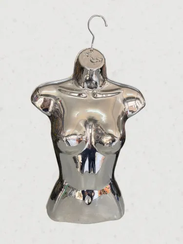 busto manequim feminino plástico cromado prata, para roupas e acessórios em lojas.