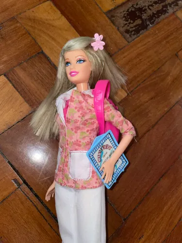 Barbie molde 2010, com roupa de veterinária 