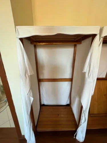 Guarda roupa aberto Tokstok