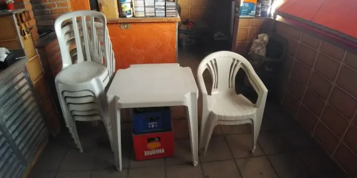 2 MESAS E 8 CADEIRAS PLASTICAS