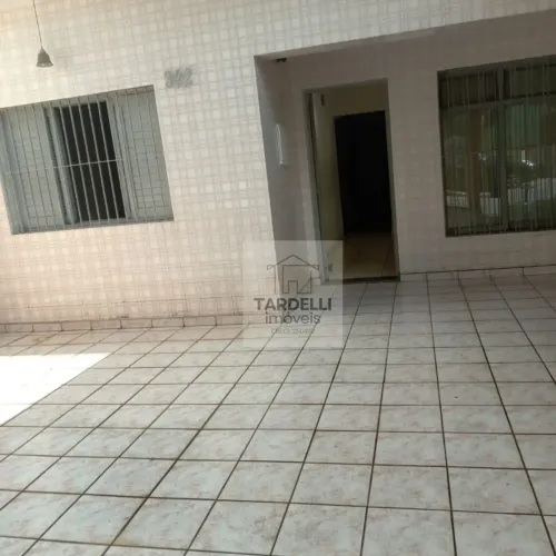 Encantadora casa residencial ou comercial localizada no coração do Centro de Poá/SP!