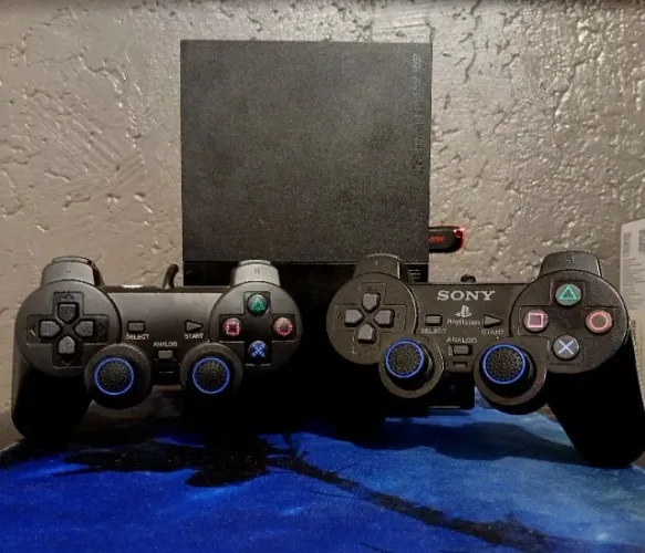 PLAYSTATION 2 PS2 SLIM DESBLOQUEADO + PENDRIVE 64GB + 2 CONTROLES