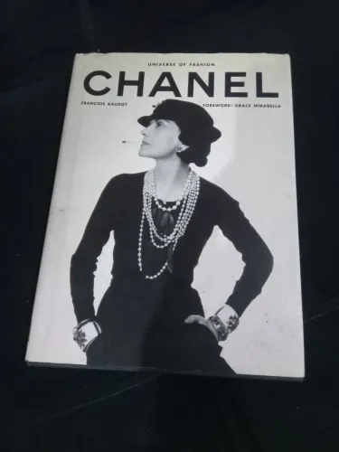 Livro importado moda Chanel Universe of Fashion